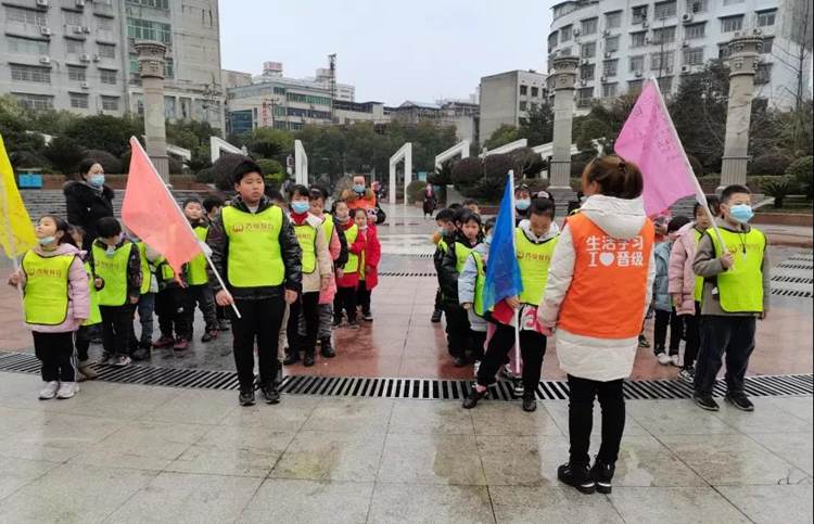 打算开小学课外托管机构，目前的市场前景怎么样