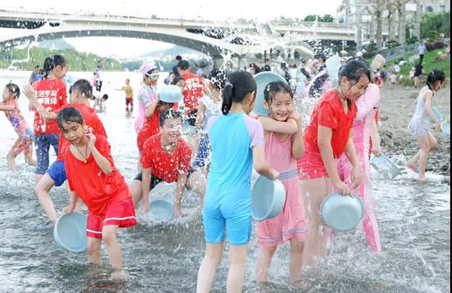 体验当地风土人情 感受泼水文化传承，桂林站继续