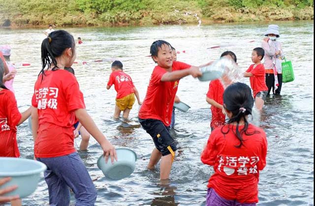 体验当地风土人情 感受泼水文化传承，桂林站继续